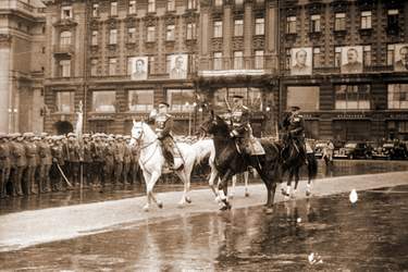 Маршал Советского Союза Жуков Г.К. приветствует войска, принимающие участие в Параде Победы